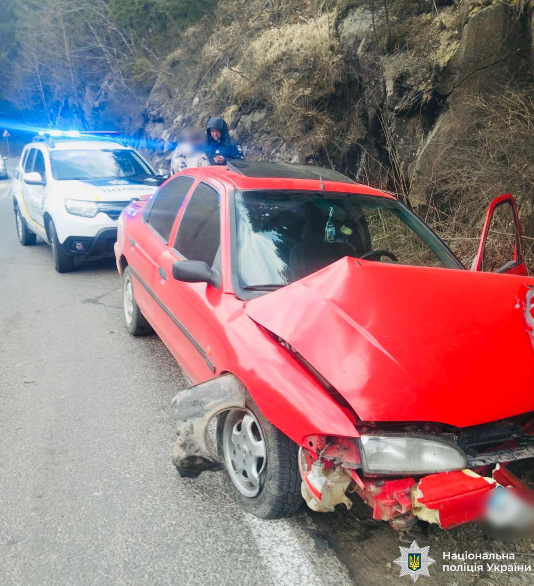 На Прикарпатті п’яний водій заїхав у скелю та перекинувся