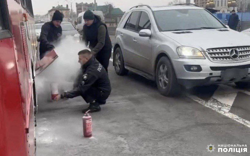 З'явилося відео, як у центрі Рівного гасили тролейбус