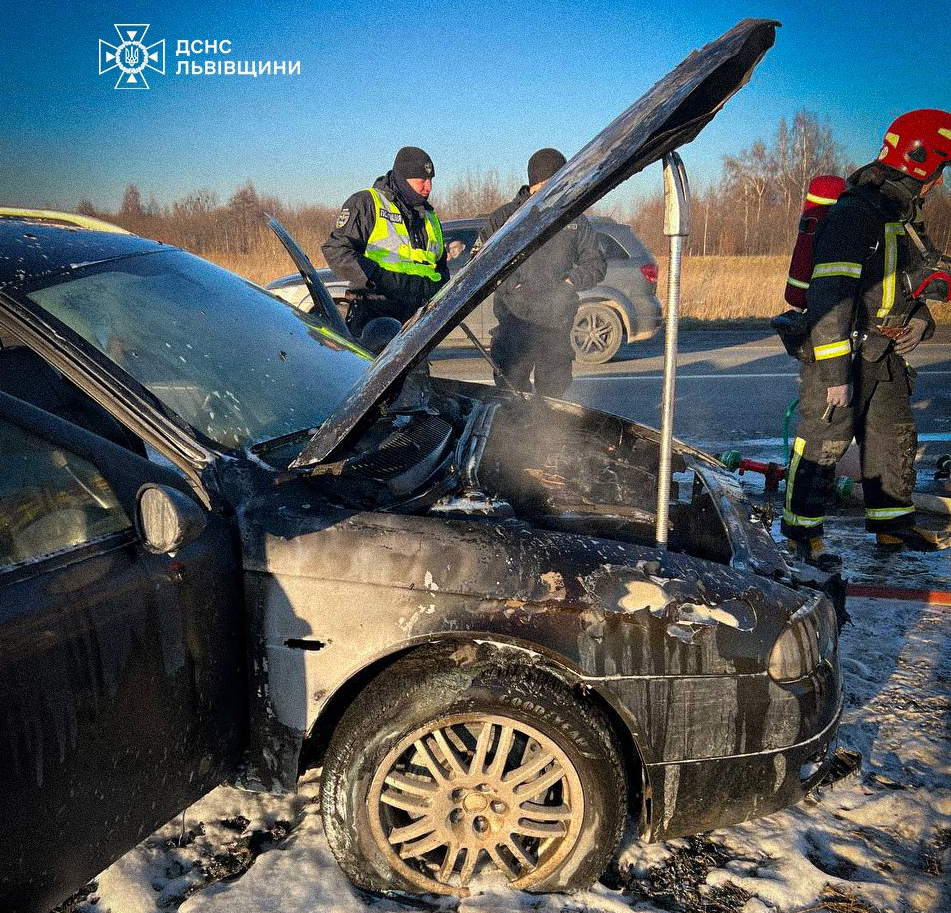 Біля Львова під час руху загорівся автомобіль: фото інциденту