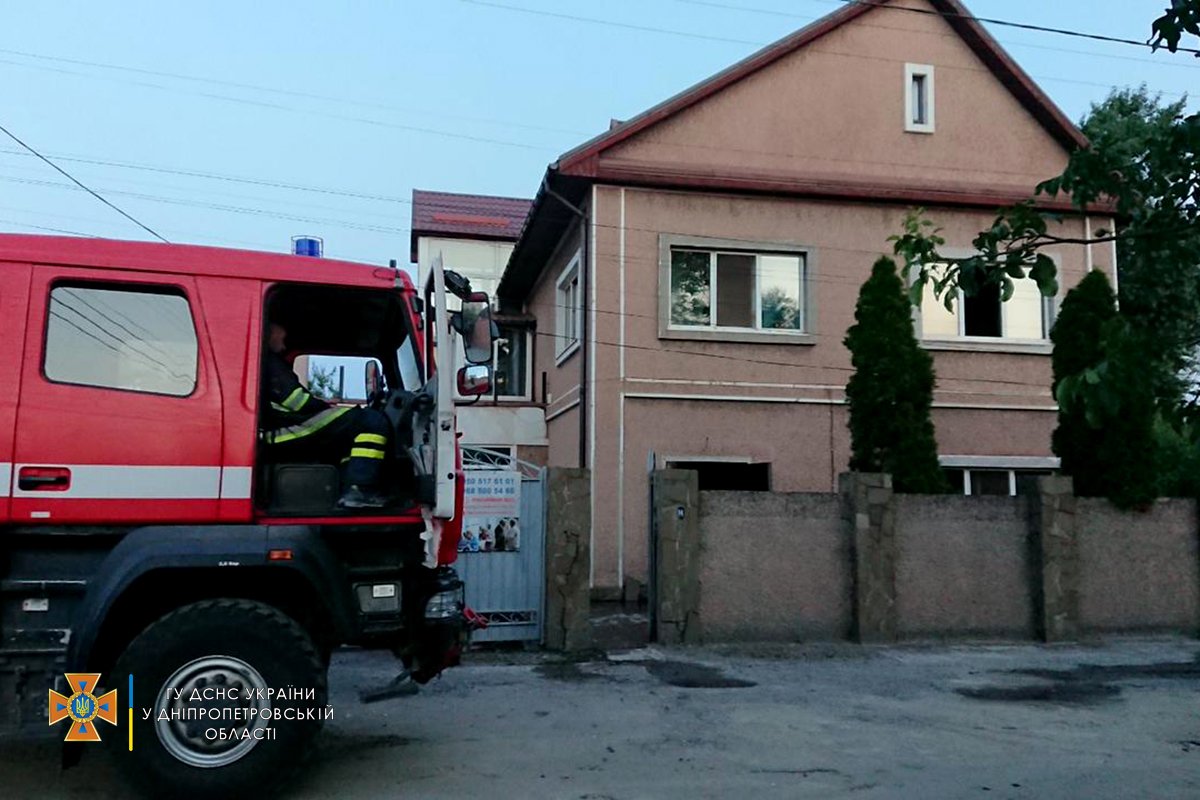 На Дніпропетровщині у будинку для літніх людей спалахнула пожежа. Понад 20 осіб врятовано. Фото