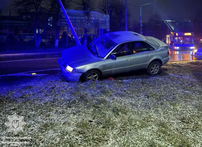 В Івано-Франківську п'яний водій зніс електричний стовп: фото аварії