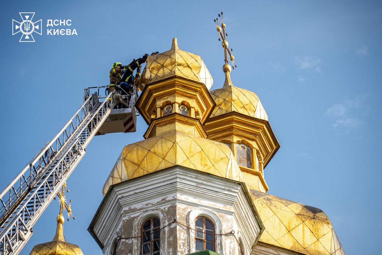 Над храмом Києво-Печерської Лаври завалився хрест: фото інциденту