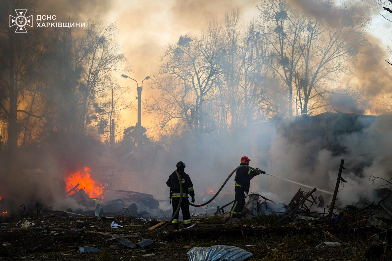 З'явилися фото наслідків російського удару по житловому сектору в Харкові