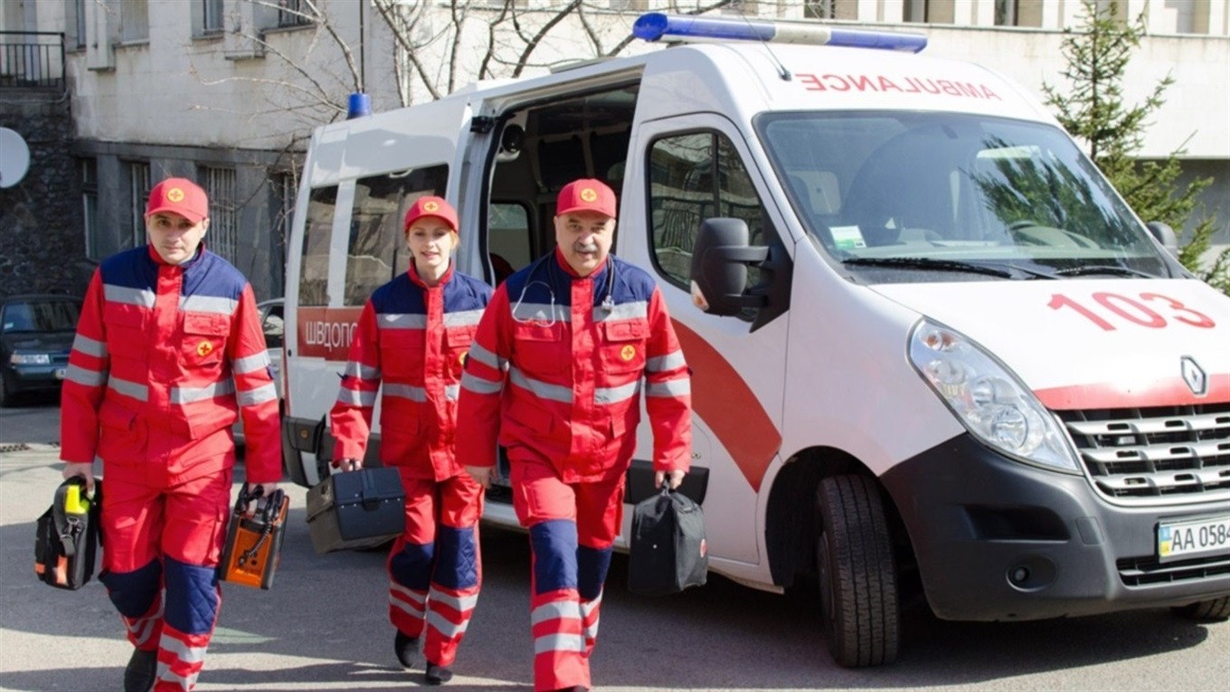 В Ужгороді на тротуарі знайшли мертвого чоловіка: деталі трагедії (фото)