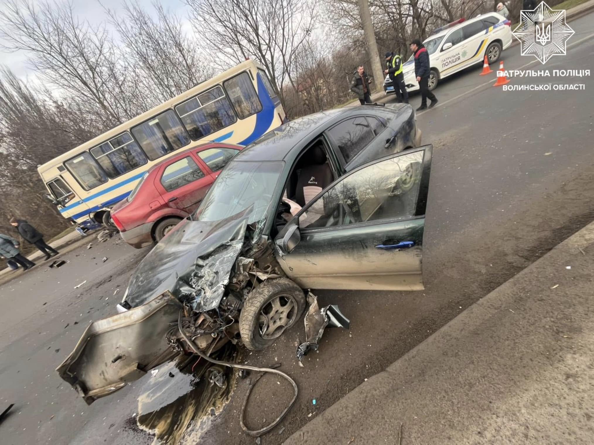 На Волині легковик протаранив автобус з людьми: фото з місця аварії