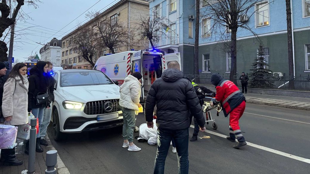 У Вінниці водій позашляховика збив двох 19-річних дівчат (відео)