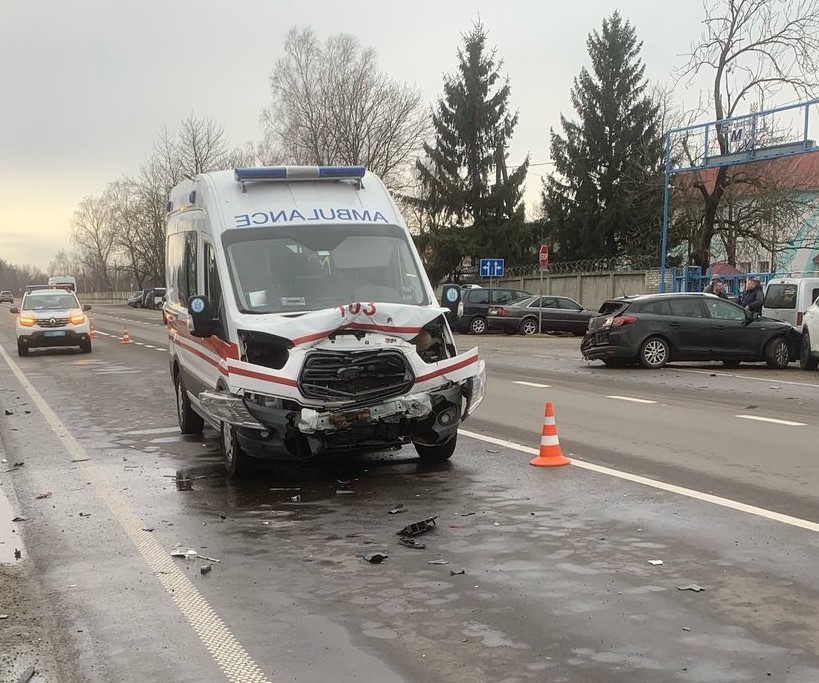 На Львівщині сталася ДТП за участю швидкої допомоги