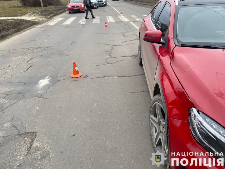 У Львові водій Mercedes збив 22-річну дівчину: потерпіла у лікарні