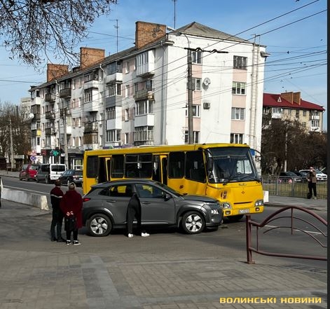 У Луцьку легковик протаранив маршрутку з пасажирами (фото)