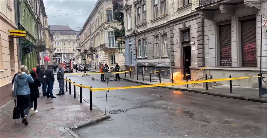 У Львові перекрили вул. Дудаєва через витік газу. Працюють надзвичайники. Наживо