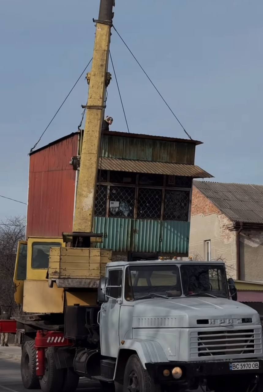 У Львові на приватне подвірʼя впав вантажний кран (відео)