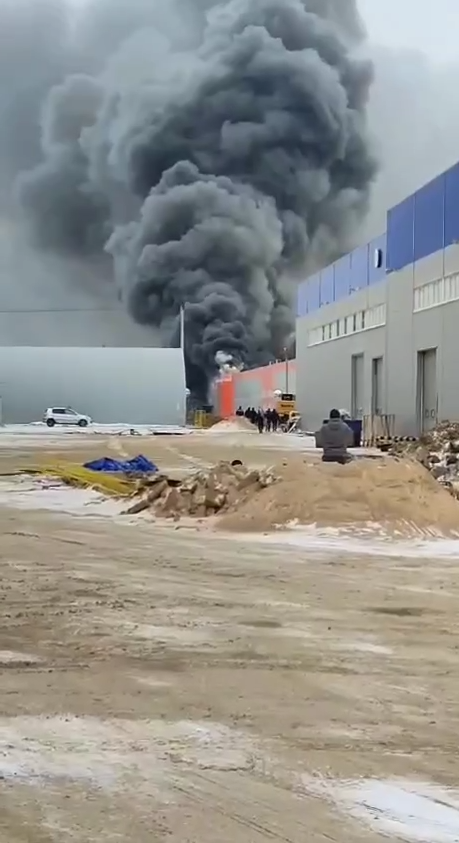 У Підмосков'ї масштабна пожежа знищує складський комплекс