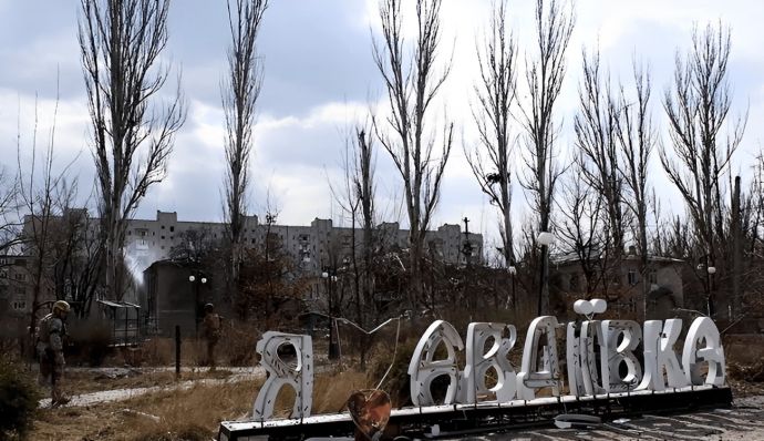 Захопити Бахмут, оточити Авдіївку. У Міноборони розповіли про акценти рашистів