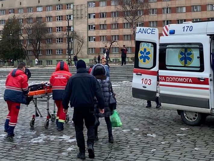 Поліцейський гелікоптер доставив до Львова підлітка з важкою травмою живота