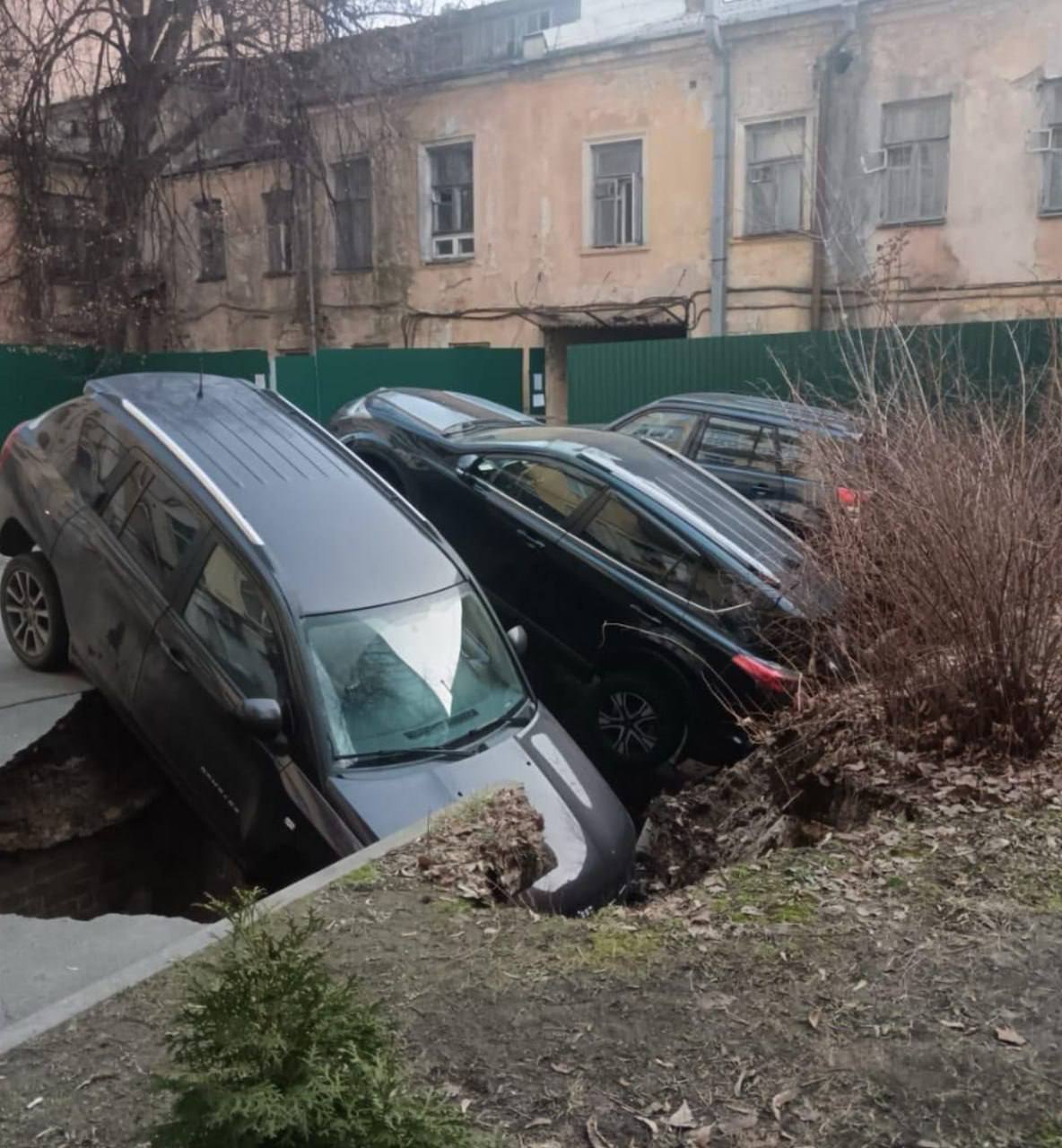 У центрі Києва під асфальт провалилися три автомобілі