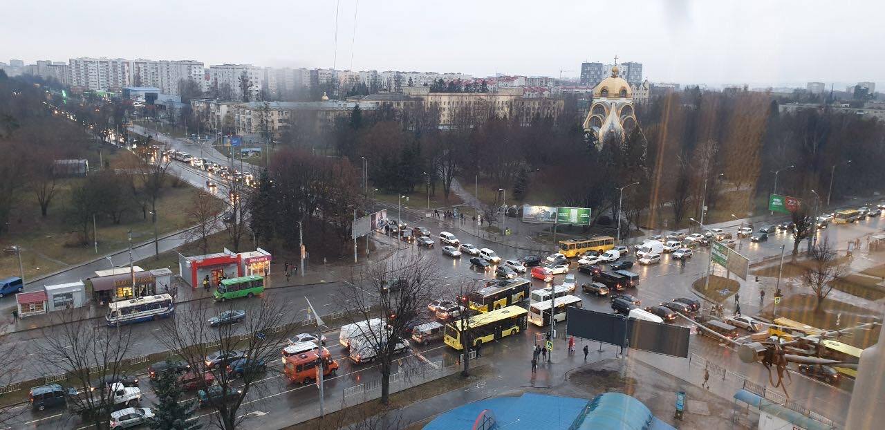 Несправні світлофори паралізували одне з основних перехресть Львова. Фотофакт