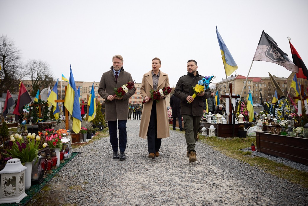 Зеленський приїхав у Львів і вшанував полеглих воїнів на Марсовому полі