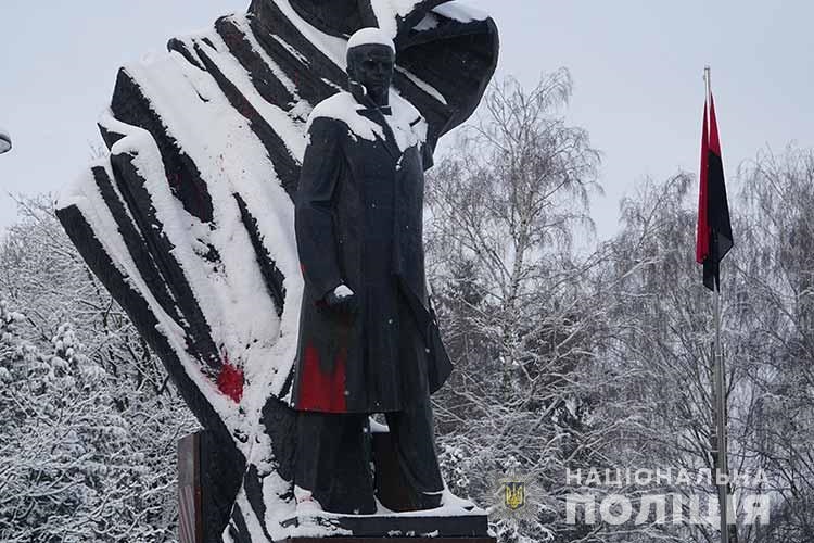 Поліція Тернополя розшукує вандала, який облив пам'ятник Бандері червоною фарбою