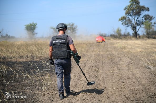 Рятувальники показали, як сучасна машина очищає Херсонщину від мін