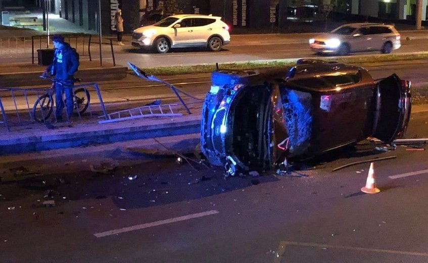 ДТП у Львові. Перекинувся автомобіль, а нетверезий водій намагався втекти. Оновлено