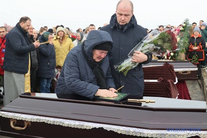 Хай горить Росія, як згоріли мої діти. У Харкові поховали сім'ю, що загинула через атаку росіян