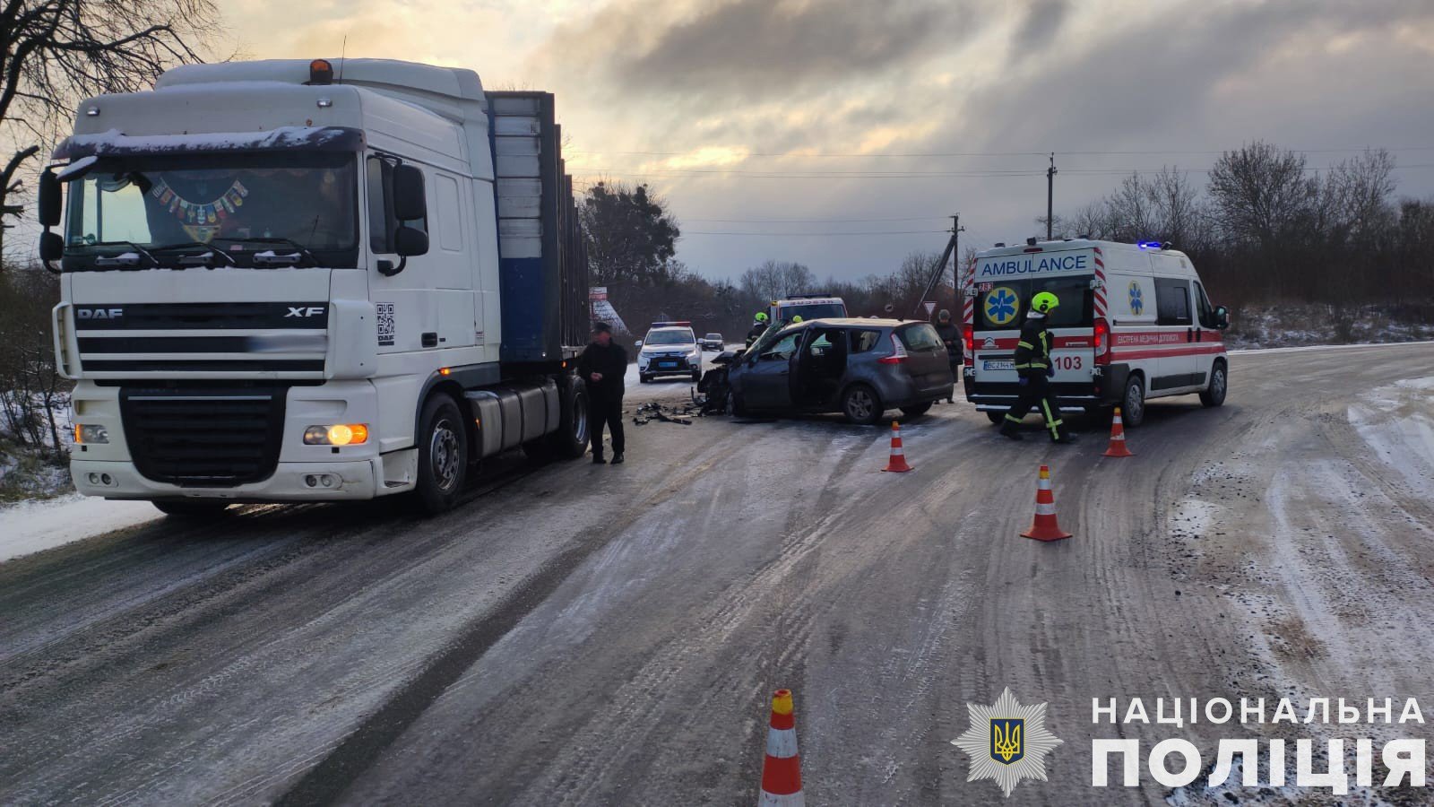 На Львівщині через ДТП з вантажівкою четверо людей потрапили до лікарні (фото)