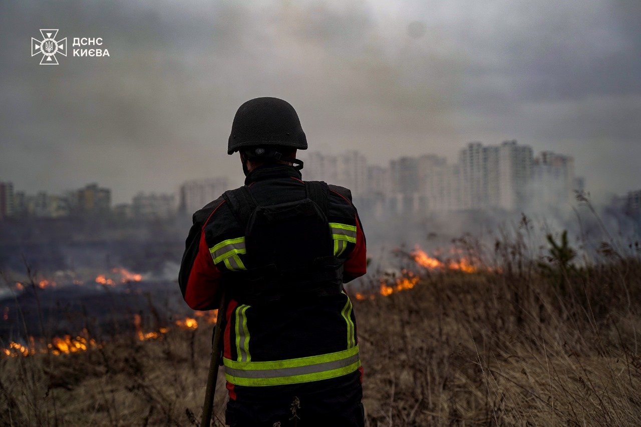 Рятувальники показали, як ліквідували загоряння в Києві через падіння БпЛА (фото)