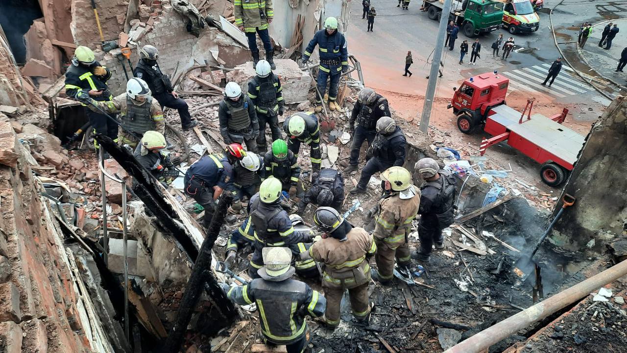 Окупанти атакували Харків. З-під завалів дістали тіло 10-річного хлопчика. Оновлено