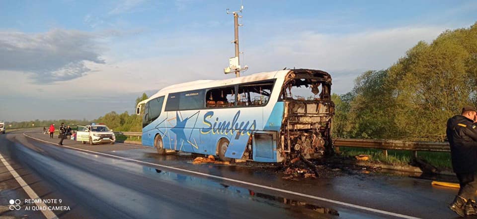 На Львівщині загорівся автобус з двома десятками людей