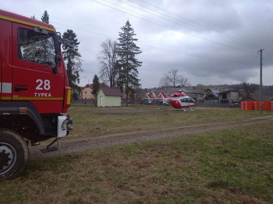 На Львівщині гелікоптер доправив жінку з важкими опіками до лікарні (фото, відео)