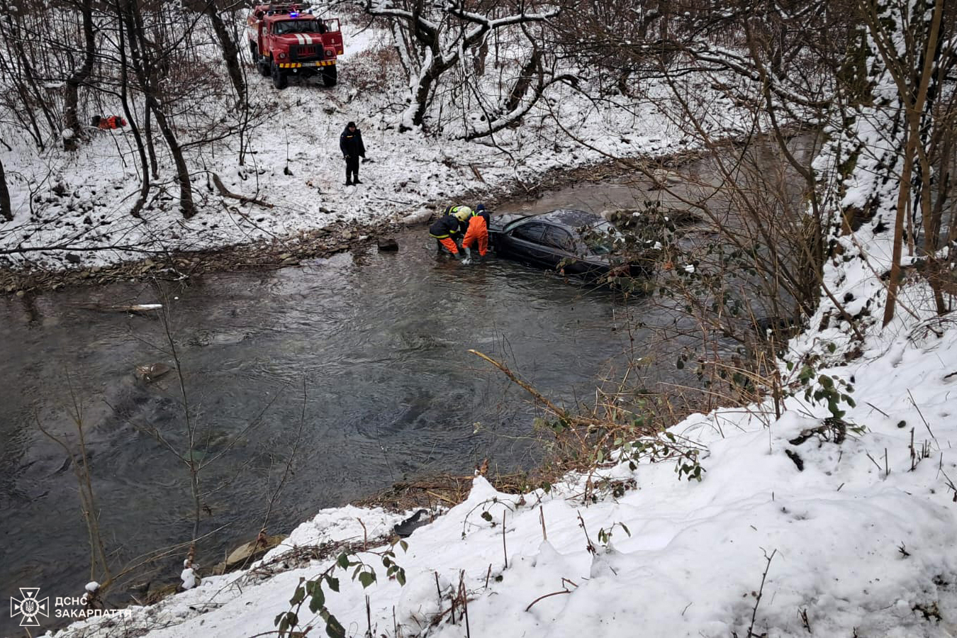 Одне авто впало в річку, друге - на колію: ДТП на Закарпатті (фото)