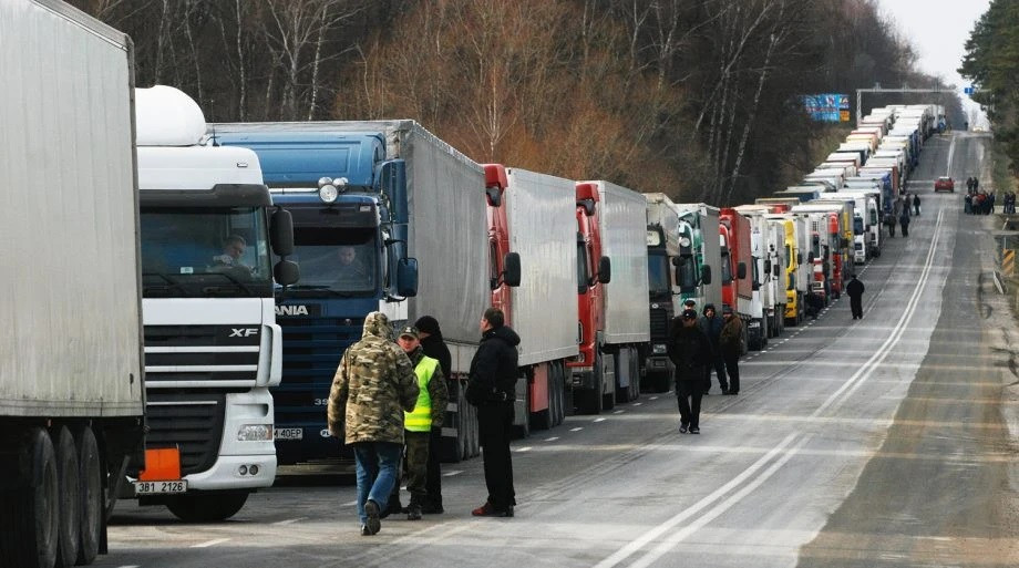 Гумдопомога застрягла. На кордоні з Польщею у чергах стоять понад три тисячі вантажівок