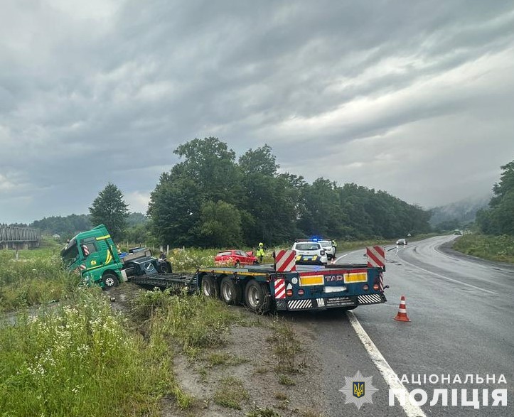 Смертельна ДТП у Стрийському районі: зіткнулися легковик та вантажівка