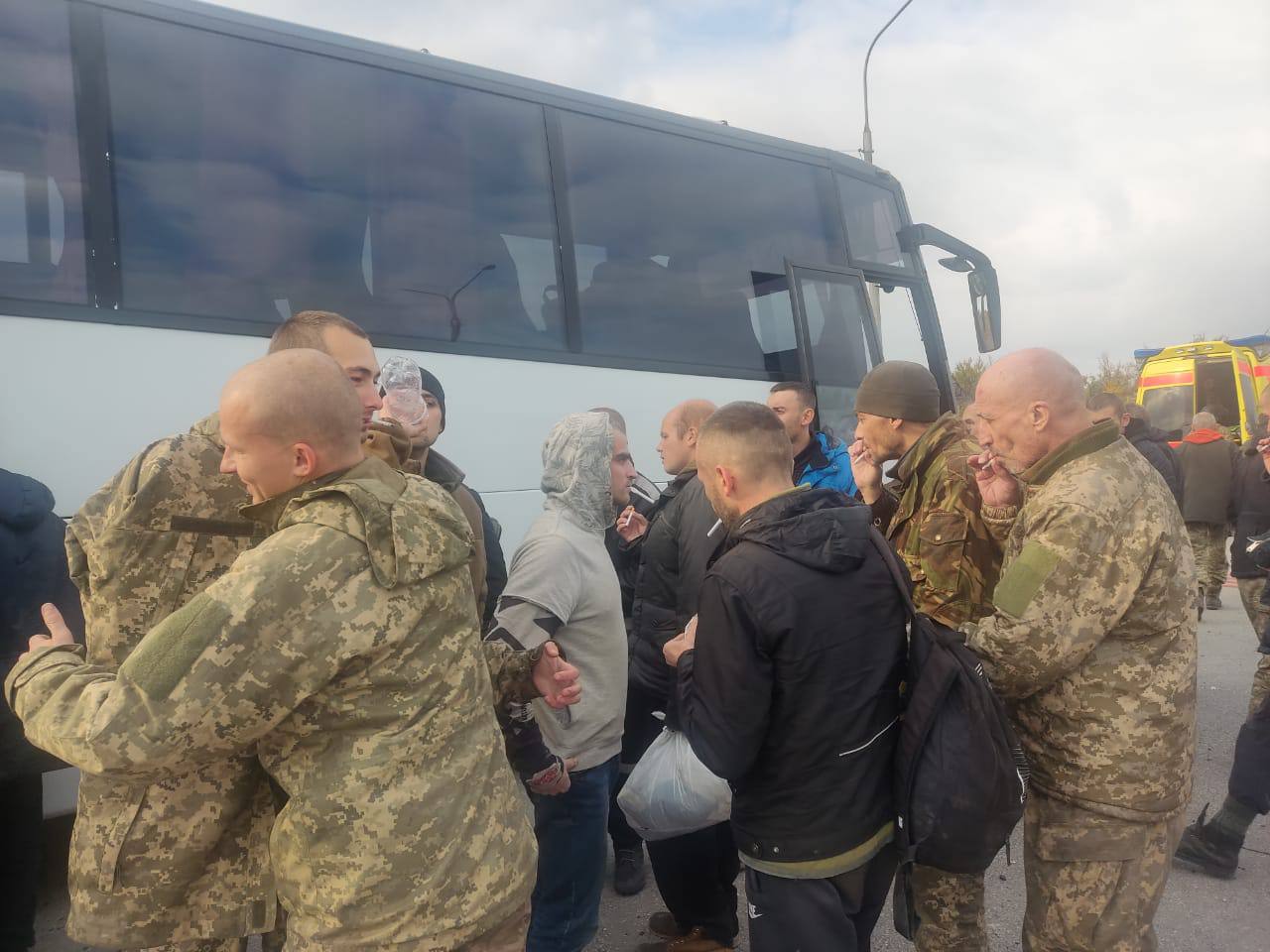 Пів сотні українських воїнів вдома: відбувся черговий обмін полоненими