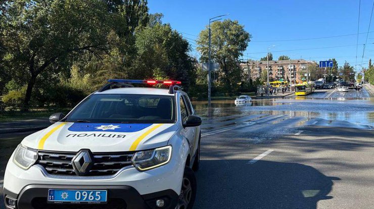 У Києві «потоп» біля станції метро «Дорогожичі»: що сталося