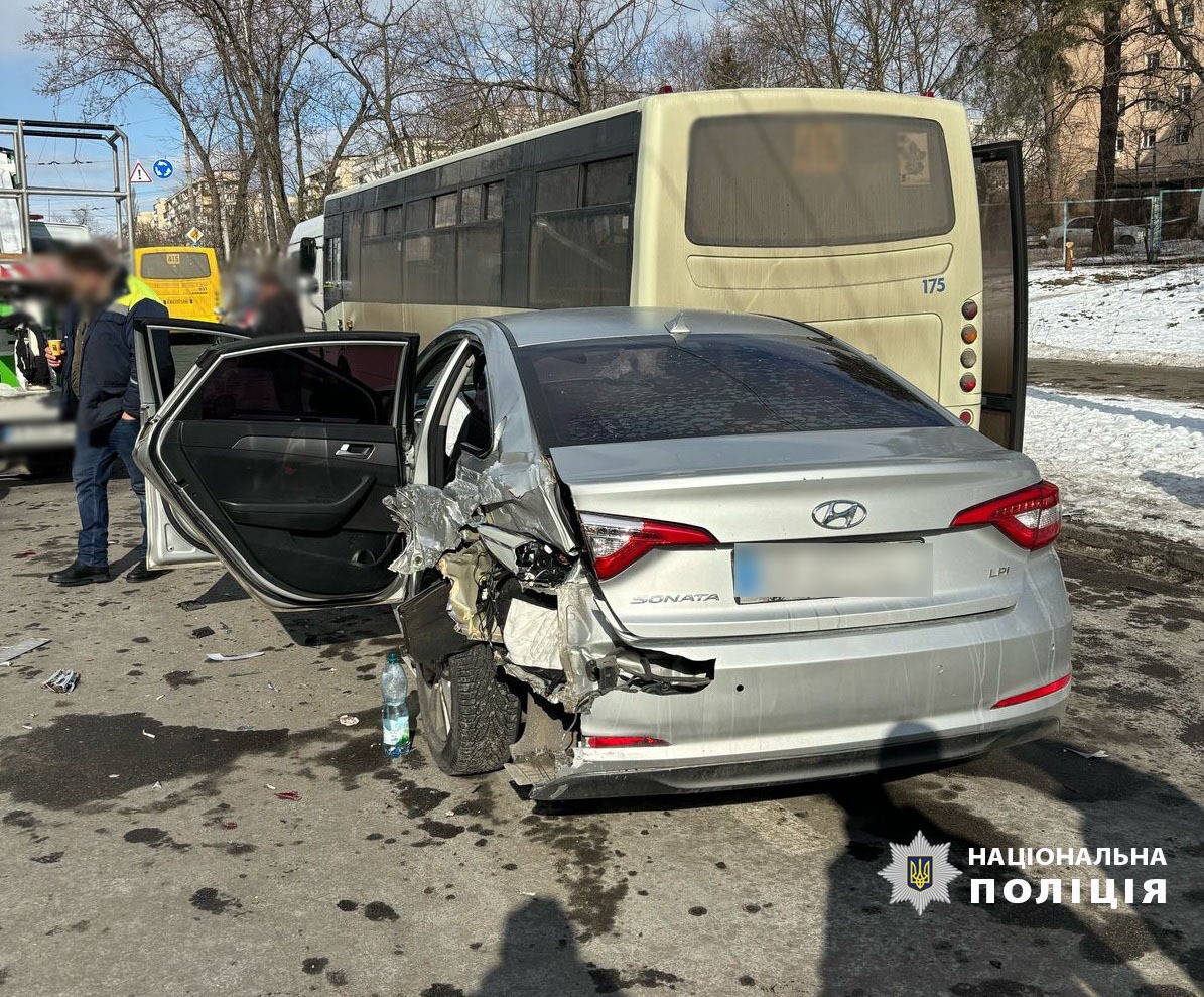 У Києві п'яний водій в'їхав в маршрутку та автопідйомник