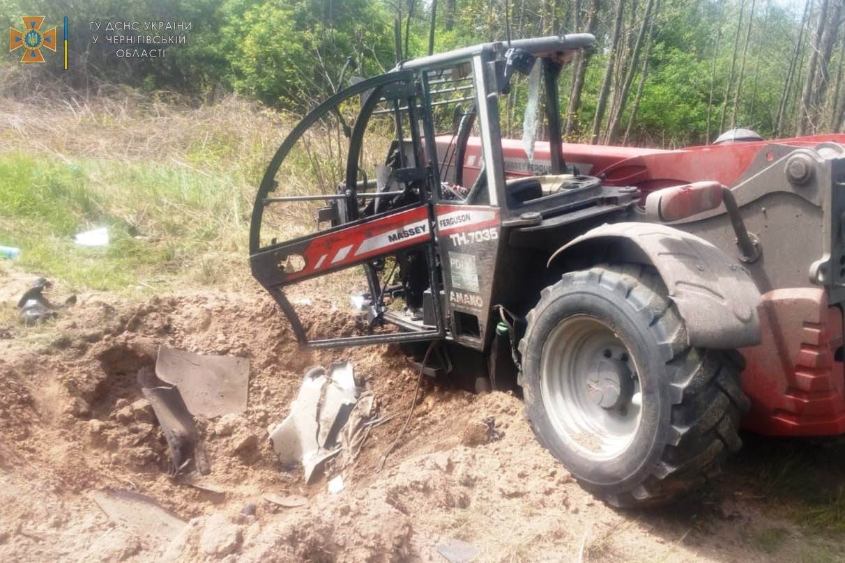 На Чернігівщині трактор підірвався на боєприпасі, водій отримав травми. ДСНС застерігає