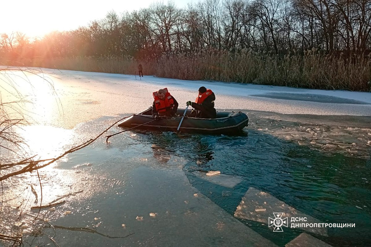 Небезпека на льоду: в двох областях України шукають людей під кригою (фото)