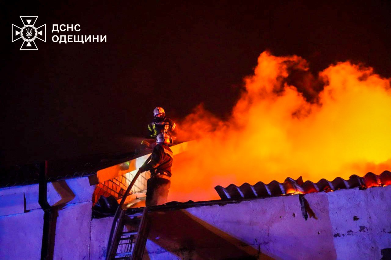 Нічний удар по Одещині: нові фото з місця вибуху