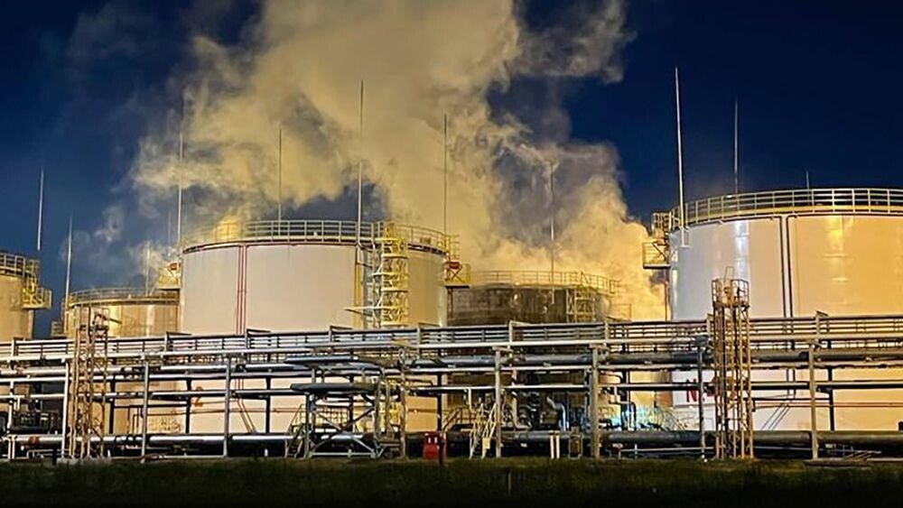 «Горить, палає». Безпілотники атакували нафтопереробний завод у Росії