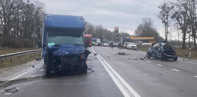 Влетіли в мікробус: на Львівщині у ДТП загинули жінка та 14-річна дівчина