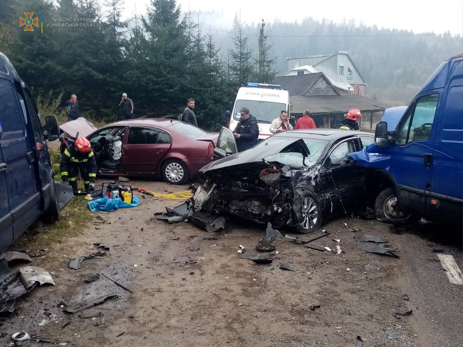 На Львівщині зіткнулися чотири автомобілі. Постраждало двоє людей