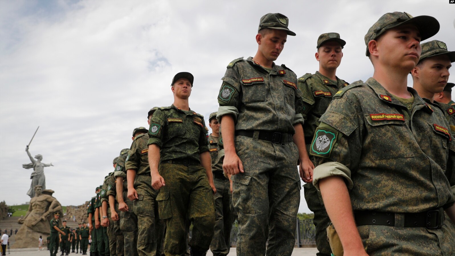 Мобілізація в Росії: юнакам пропонують за гроші піти воювати в Україну