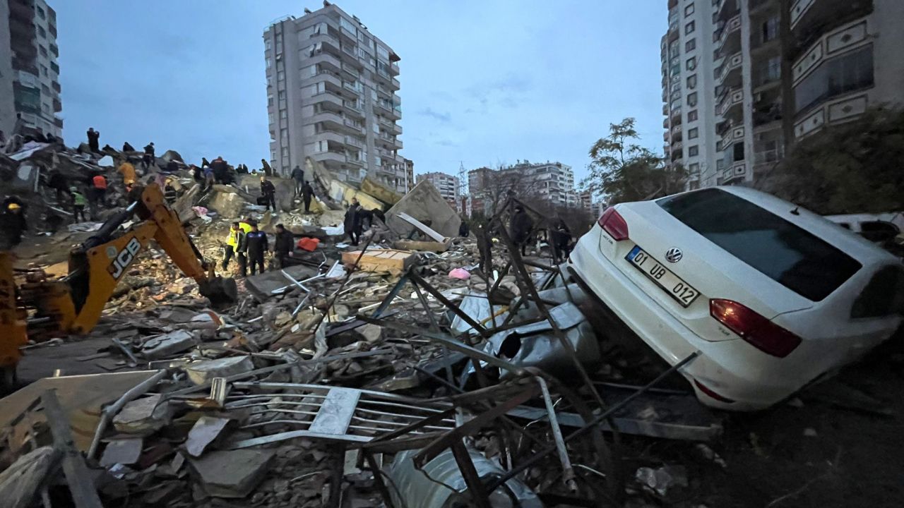 У Туреччині та Сирії тривають землетруси. Кількість жертв збільшилася