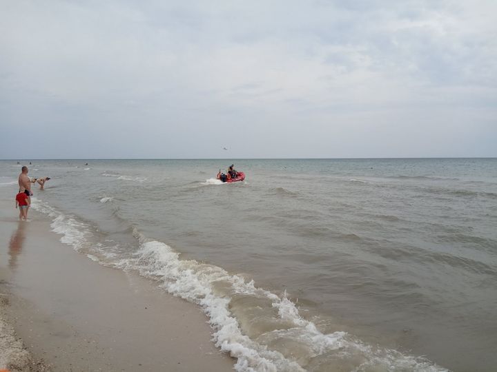 Плавали на матраці. У морі на Херсонщині втонув 8-річний хлопчик зі Львова, пошуки батька тривають