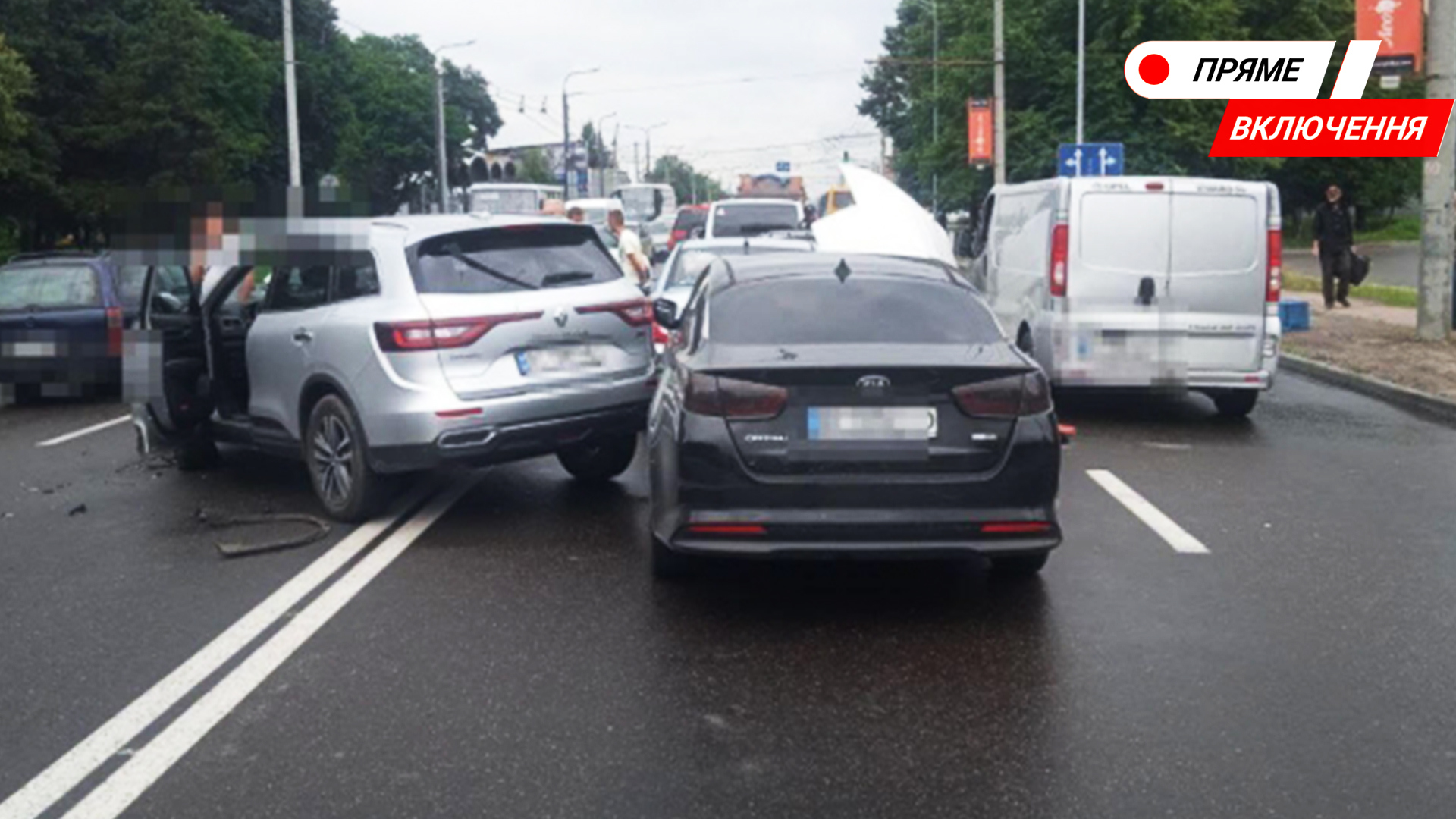 Масова ДТП у Львові. На перехресті зіштовхнулись 6 автомобілів. Чи є постраждалі?  Наживо