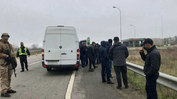 Під Харковом затримали автобуси з "тітушками": планували влаштувати заворушення