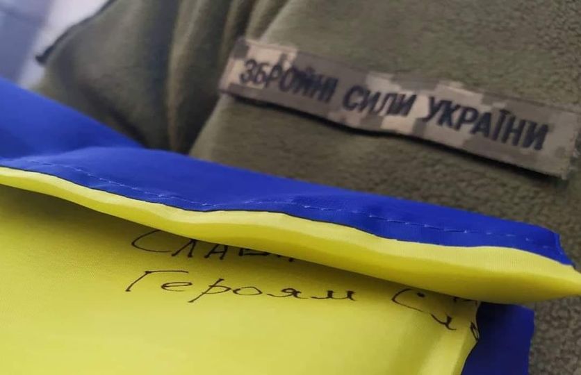 Львів’ян просять подарувати синьо-жовті знамена, які повезуть захисникам на фронт