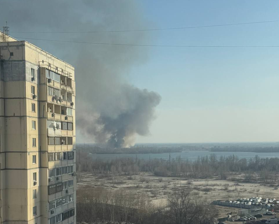 У Києві вирує сильна пожежа: відео з місця