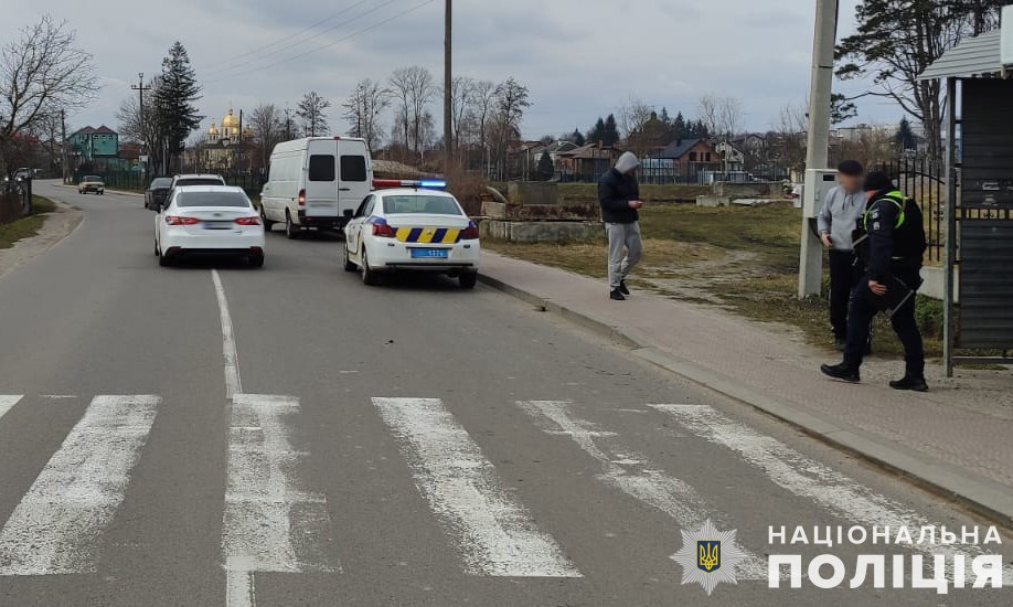 Поблизу Львова мікроавтобус збив дитину: фото з місця аварії